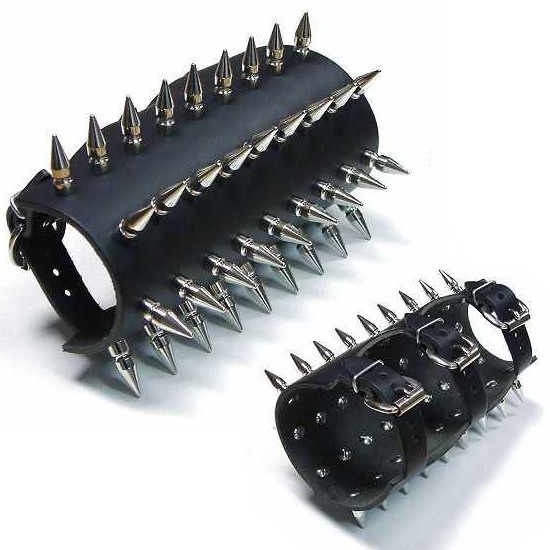 Bild 1 von Nietenarmstulpe mit Spikenieten 25mm, Armstulpe mit minimalem Lederfehler (siehe Abbildung)