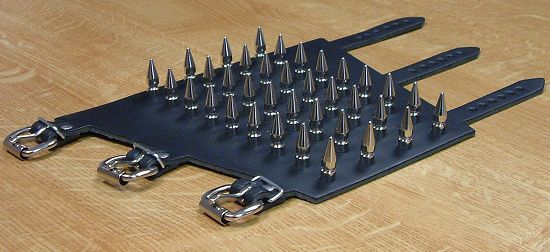 Bild 1 von Nietenarmstulpe mit Spikenieten 25mm, Armstulpe mit winzig kleinen Fehlerstellen (siehe Abbildung)