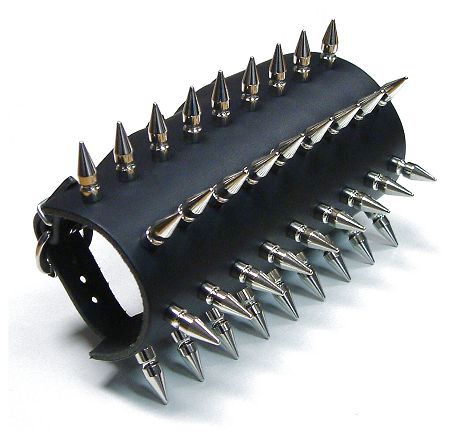 Bild 1 von Nietenarmstulpe mit Spikenieten 25mm, Armstulpe mit winzig kleiner Fehlerstelle (siehe Abbildung)