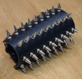 Bild 3 von Nietenarmstulpe mit Spikenieten 25mm - bauchige Nietenform, Anordnung 4x9