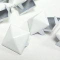Bild 2 von 100 Stück >> Pyramidennieten 17mm >> Weiß